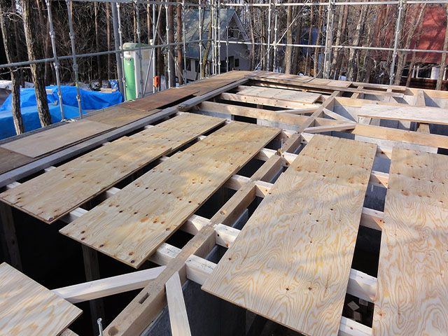 土台を伏せて建て方の準備をします