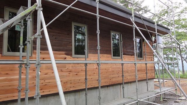 外壁杉板塗装作業状況2